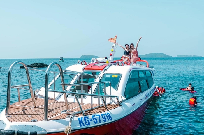 Nên thuê tàu hay cano để đi đảo Phú Quốc lặn ngắm san hô?