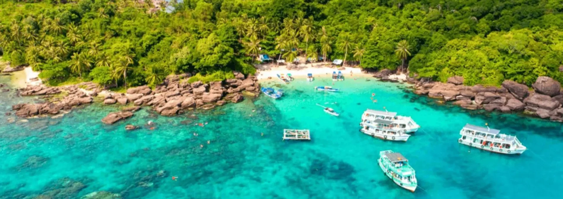 Cano du lịch khám phá biển đảo Phú Quốc với làn nước xanh trong