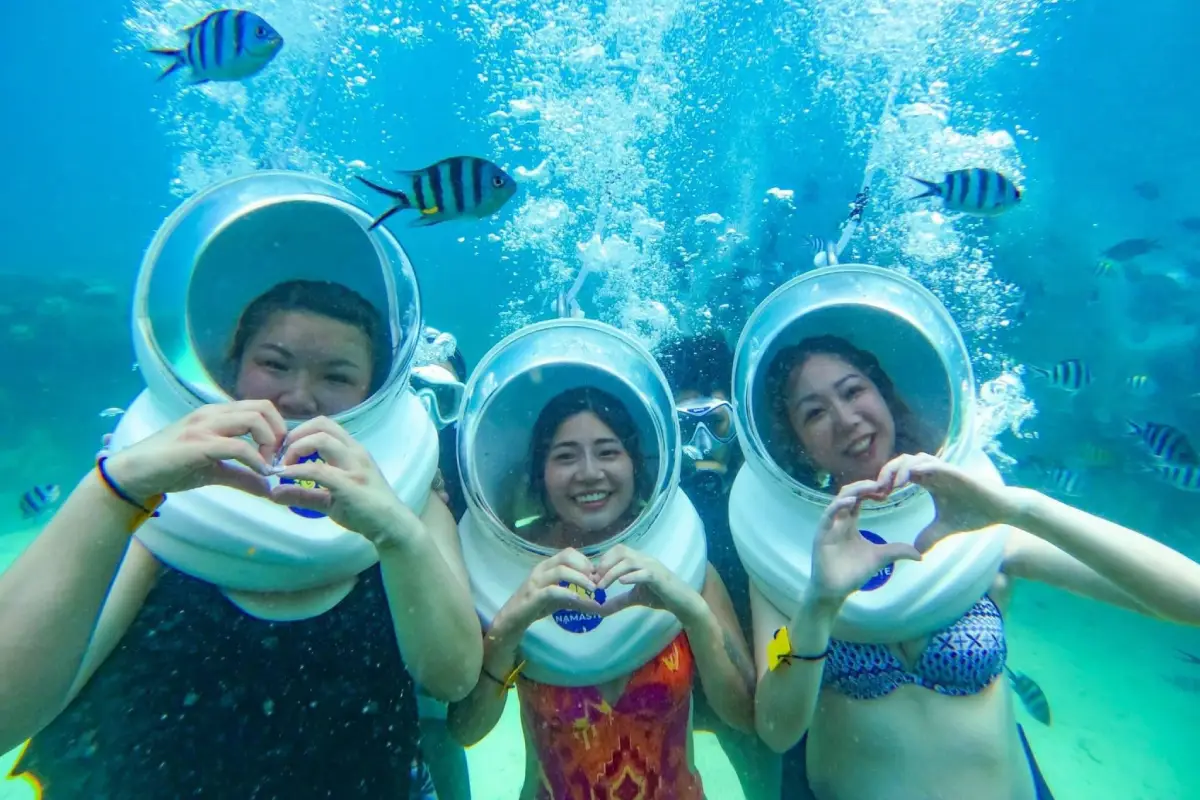 ba người tham gia Tour Đi Bộ Dưới Biển Phú Quốc Sea Walker Nautilus 5 Sao